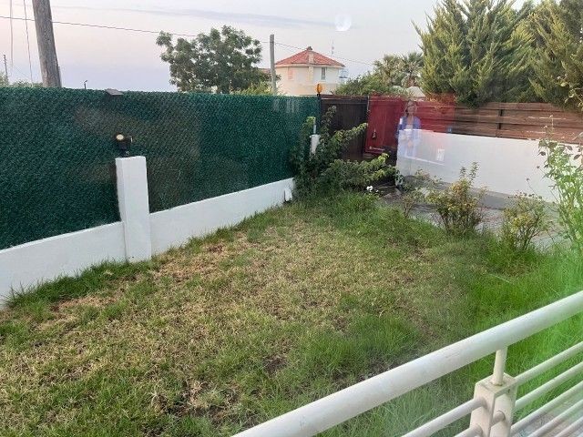 Girne - Alsancak'ta, Camelot Plajı'na 150 metre, özel havuzlu, mobilyalı, beyaz eşyalı 3+1 satılık villa.