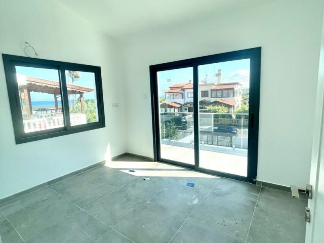 Girne-Alagadi'de satılık 3+1 villa, denize 100 metre. Deniz ve dağ manzaralı.