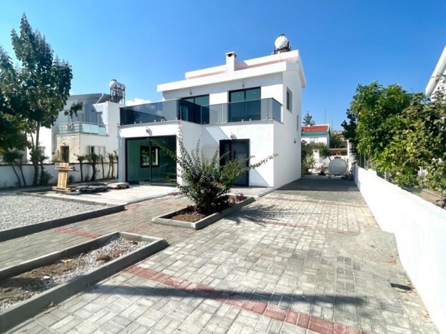 Girne-Alagadi'de satılık 3+1 villa, denize 100 metre. Deniz ve dağ manzaralı.