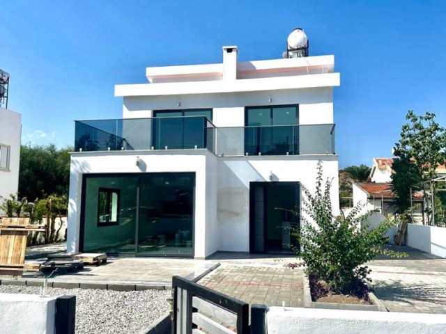 Girne-Alagadi'de satılık 3+1 villa, denize 100 metre. Deniz ve dağ manzaralı.