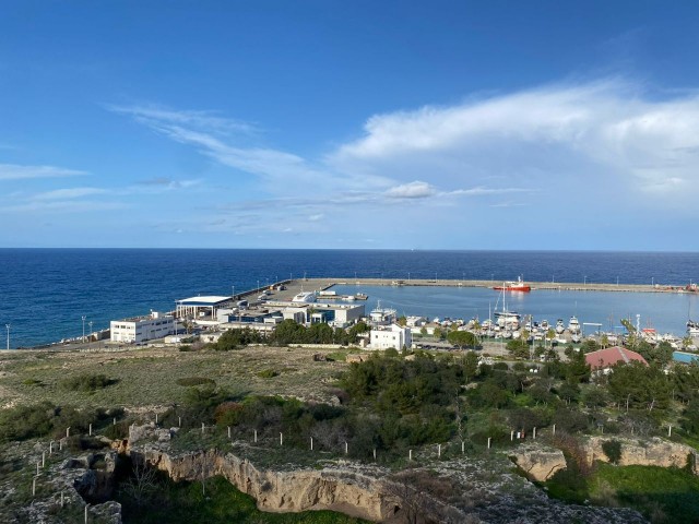 Girne merkezde denıze 300 uzaklıkta  geniş ve full eşyalı satılık 3+1 daire. turkçe rusca ıngilzce konuşuyoruz