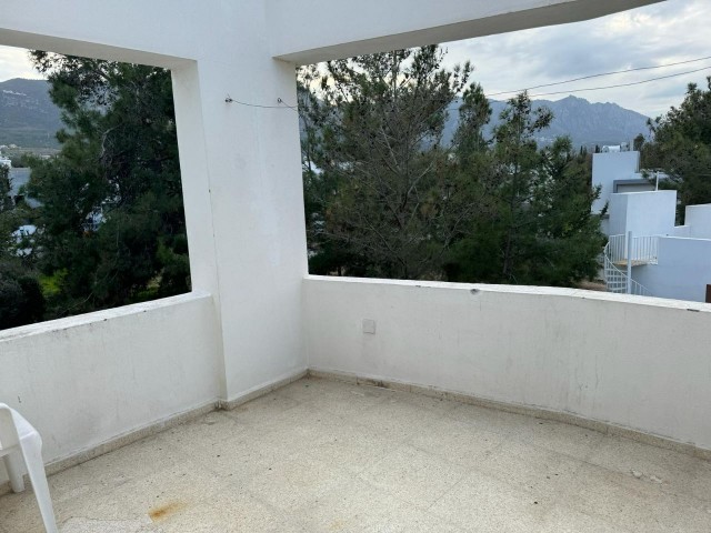 Girne Zeytinlkte dag ve deniz manzarali geniş 1+1 satılık  penthouse daire