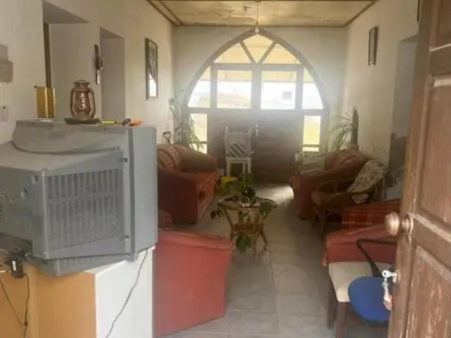 Freistehendes Haus auf 1 Hektar großem Grundstück zur Investition in Kyrenia Esentepe
