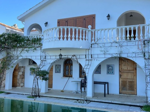 3+1 villa in the village of Karmi. Monthly payment, amazing view, two deposits and one commision.