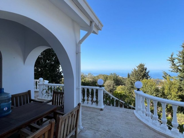 3+1 villa in the village of Karmi. Monthly payment, amazing view, two deposits and one commision.