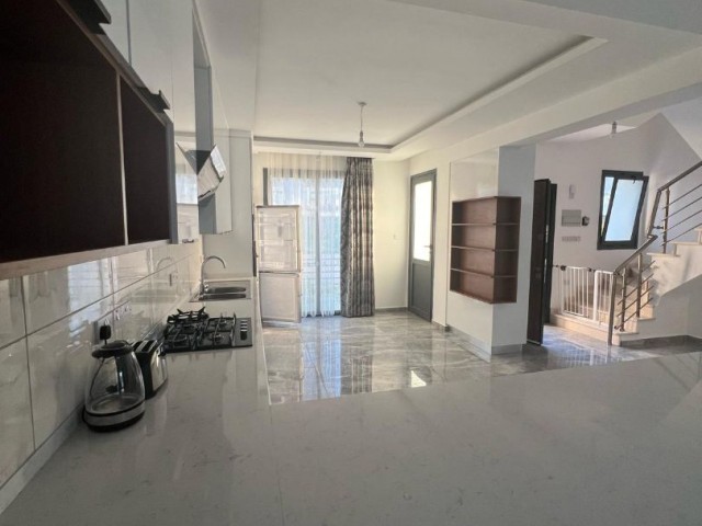 Alsancak'ın muhteşem konumunda kiralık 3 yatak odalı ve 2 banyolu villa