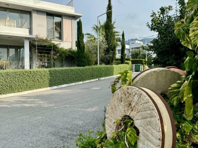 Kyrenia – Alsancak. 2+1 Wohnung mit Garten zum Verkauf im Luxuskomplex Milos Park