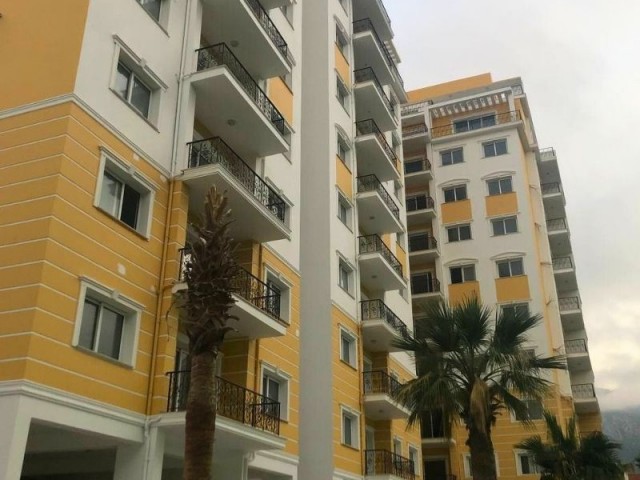 Girne Merkezde Sahibinden yeni modern Phoenix kompleksinde satılık 2+1 daire!!! Dağ ve deniz manzaralıdır.