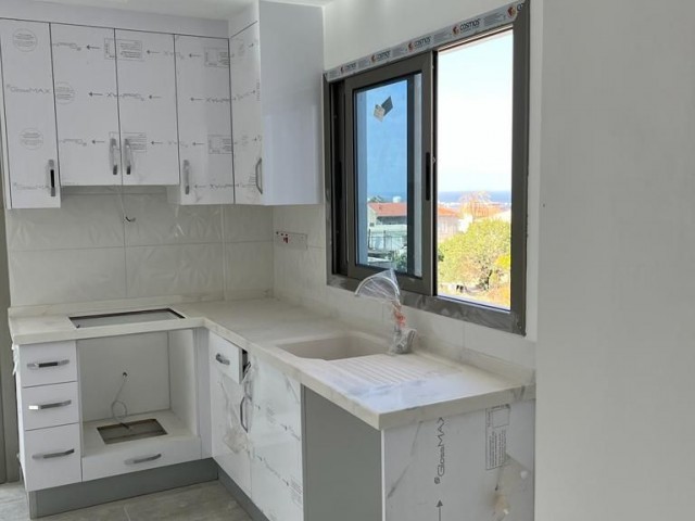 Kyrenia – Alsancak, neue 2+1-Wohnung zum Verkauf mit Meer- und Bergblick.