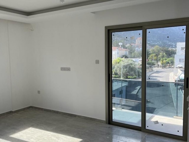 Kyrenia – Alsancak, neue 2+1-Wohnung zum Verkauf mit Meer- und Bergblick.