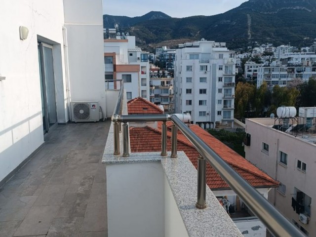 2+1 Penthouse zur Miete im Zentrum von Kyrenia