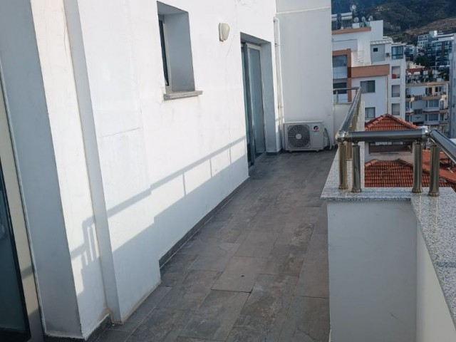 2+1 Penthouse zur Miete im Zentrum von Kyrenia