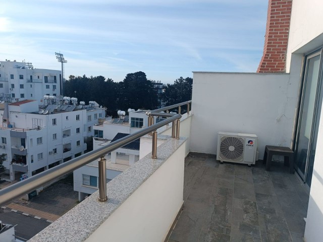 2+1 Penthouse zur Miete im Zentrum von Kyrenia