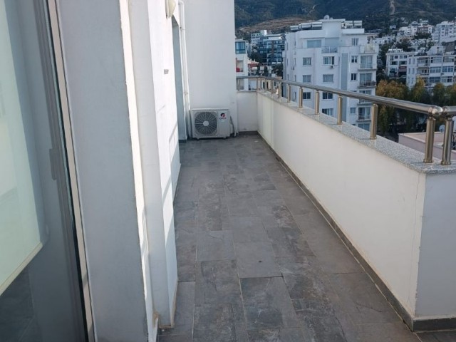 2+1 Penthouse zur Miete im Zentrum von Kyrenia