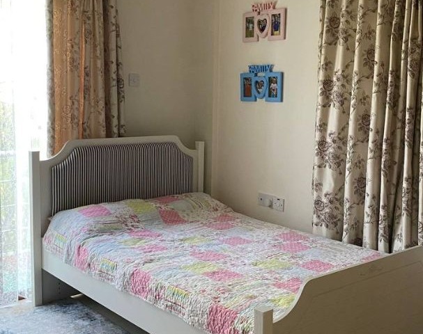 Mağusa - Tatlısu'da deniz ve dağ manzaralı, 4+1 villa satılık. Eşyalı, beyaz eşyalarıyla birlikte. Türkçe, Rusça, İngilizce ve Almanca konuşuyoruz