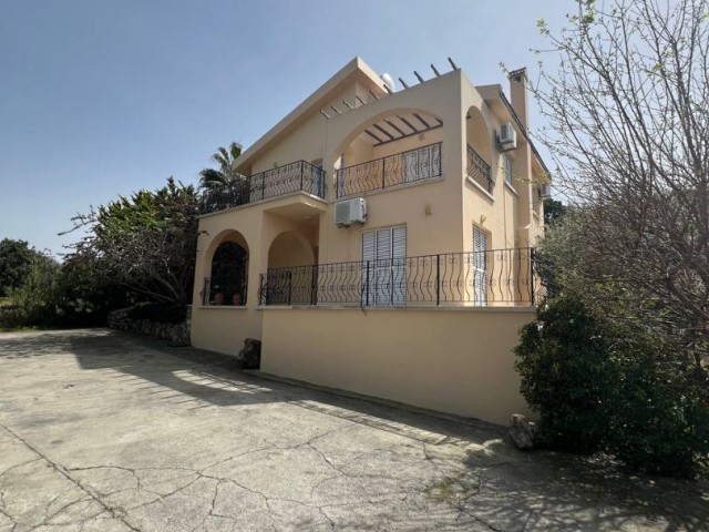 Kyrenia - Lapta, 3+1 Villa zu vermieten mit privatem Pool, 1000 GBP.