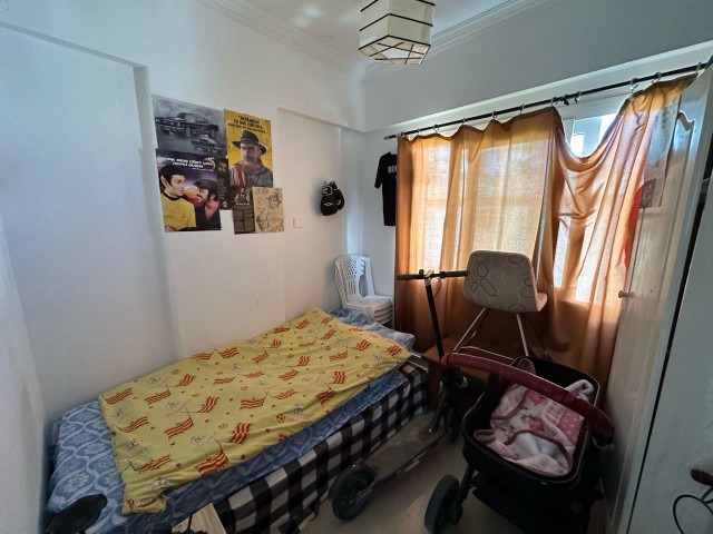 2+1 möblierte und Haushaltsgeräte-Wohnung zum Verkauf in Kyrenia. Es ist für einen Bankkredit geeignet.