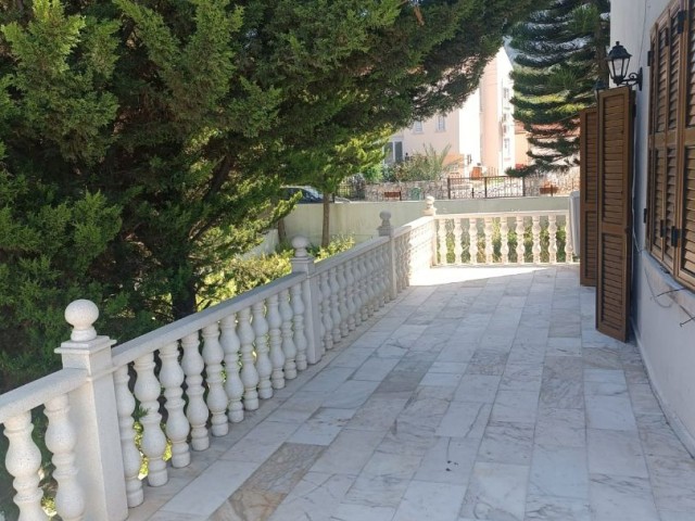 Girne Edremit te muhteşem dag ve deniz manzaralı satlık 4+1 müstakil villa