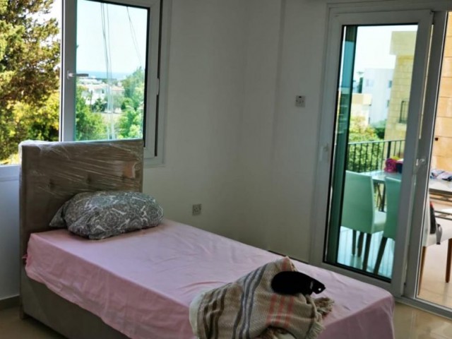 شقة مفروشة 3+1 للإيجار في لابتا ضمن مجمع يحتوي على بركة سباحة.