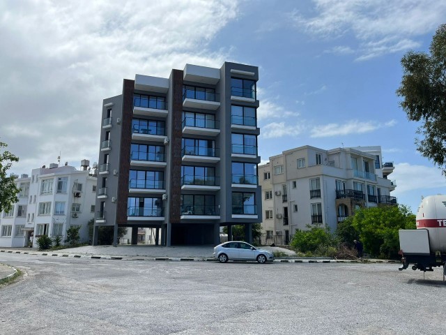 Недавно построенная квартира 2+1 на берегу моря в центре Кирении.