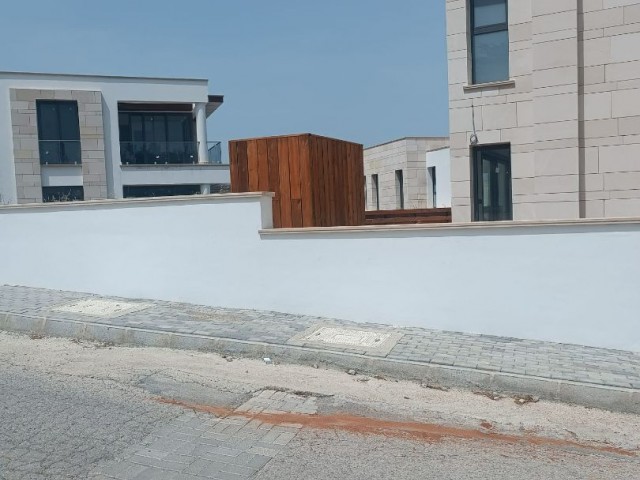 Girne merkezde yeni bitmiş büyük bahçeli 3+1 havuzlu  satılık villa