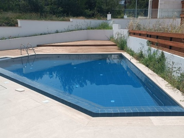 Недавно построенная вилла 3+1 с большим садом и бассейном на продажу в центре Кирении.