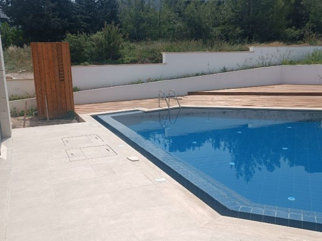 Недавно построенная вилла 3+1 с большим садом и бассейном на продажу в центре Кирении.