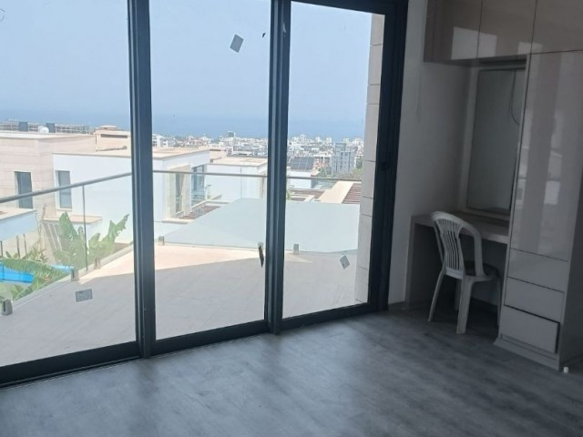 Girne merkezde yeni bitmiş büyük bahçeli 3+1 havuzlu  satılık villa