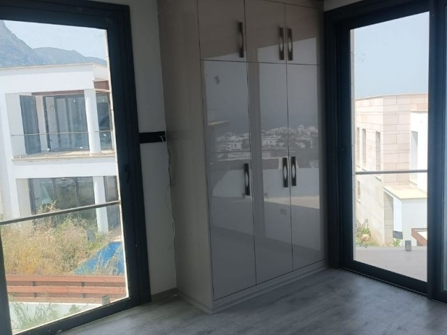 Girne merkezde yeni bitmiş büyük bahçeli 4+1 havuzlu  satılık villa