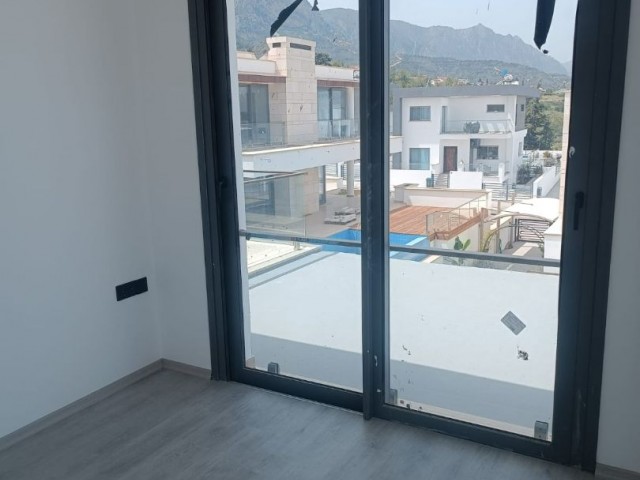 Neu fertiggestellte 3+1-Villa mit großem Garten und Pool zum Verkauf im Zentrum von Kyrenia