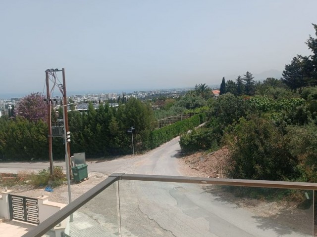 Girne merkezde yeni bitmiş büyük bahçeli 3+1 havuzlu  satılık villa