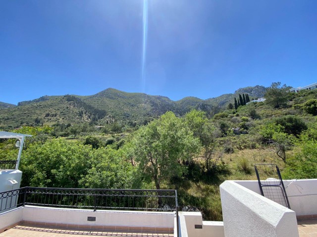 2+1 Villa zur Miete in Edremit. In einer wunderschönen Wohnanlage in den Bergen mit Panoramablick auf das Meer.