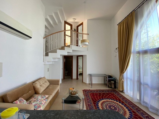 Kiralık Edremit'te 2+1 villa. Panoramik deniz manzaralı dağların üzerinde bulunan harika bir konut kompleksinde.