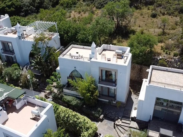 2+1 villa in Edremit for rent. In great residential complex located on mountains with panoramic sea view