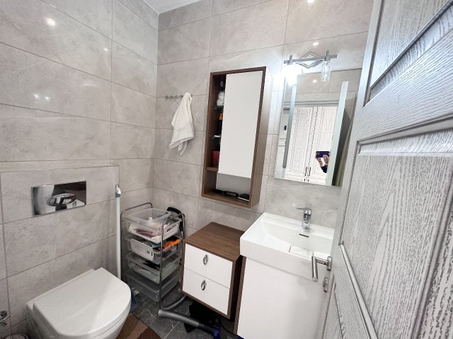 Caesar tatil köyünde satılık 2+1 çatı katı daire. 3 banyo ile tamamen mobilyalı!