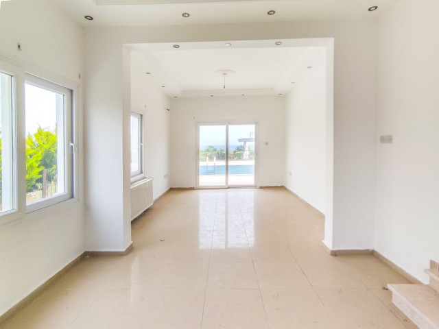 ESYALI YADA ESYASIZ 3+1 300m2 VILLA, DENIZE 50 M