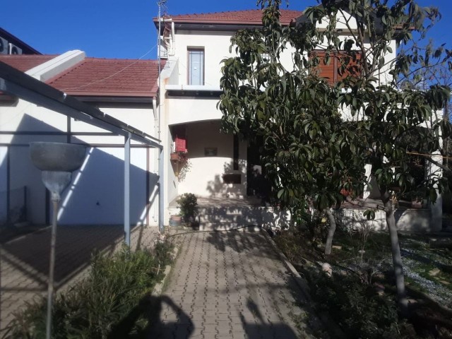 Alsancak Camelot Bölgesinde Denize yürüme mesafesinde SATILIK 3+1 Villa