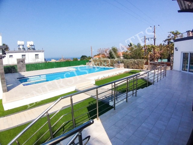 Freistehende Villa mit Berg- und Meerblick in der Region Alsancak 