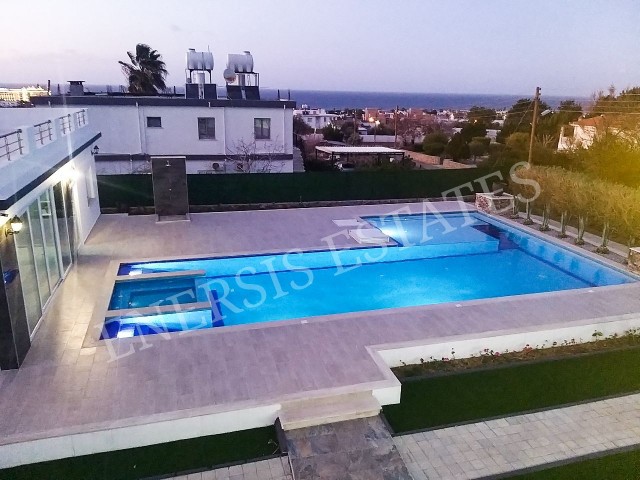 Freistehende Villa mit Berg- und Meerblick in der Region Alsancak 