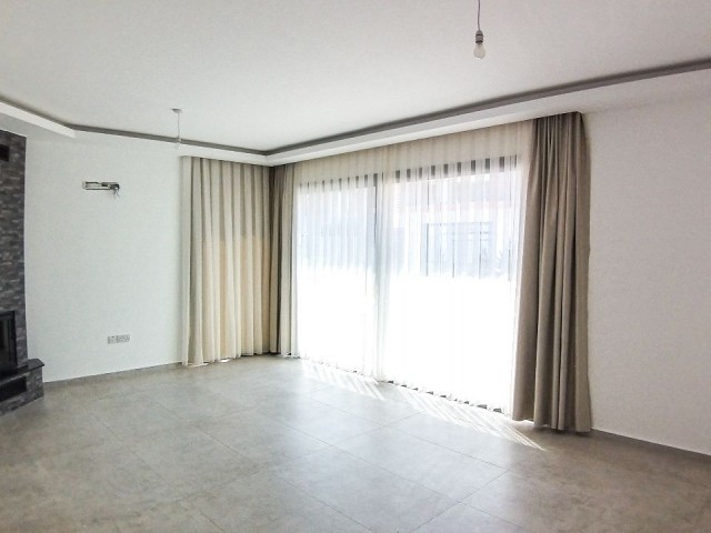 Lefkoşa Ortaköy'de TÜRK MALI 4+1, 230 m2, Triplex Villa