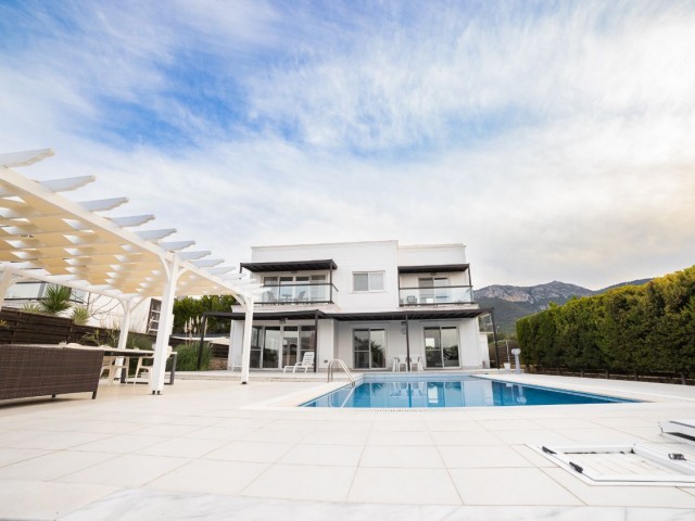 Impressive Family Home With Pool and Child-Friendly Yard, Catalkoy