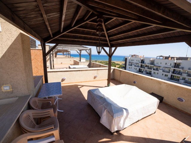 Helles und luftiges 3-Bett-Penthouse im Resort-Stil mit eigenem Strand. 