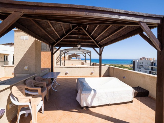 Helles und luftiges 3-Bett-Penthouse im Resort-Stil mit eigenem Strand. 