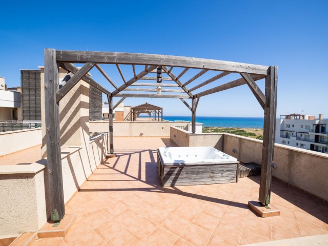 Helles und luftiges 3-Bett-Penthouse im Resort-Stil mit eigenem Strand. 