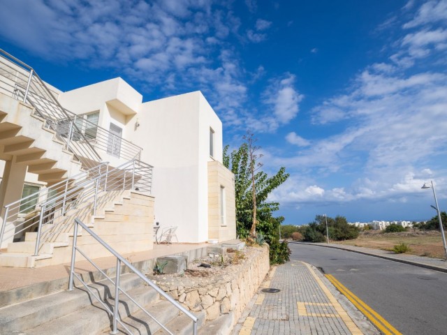 Eleganz am Meer: Penthouse mit 2 Schlafzimmern und Panoramablick auf die Berge und das Meer im Turtle Bay Village, Zypern“