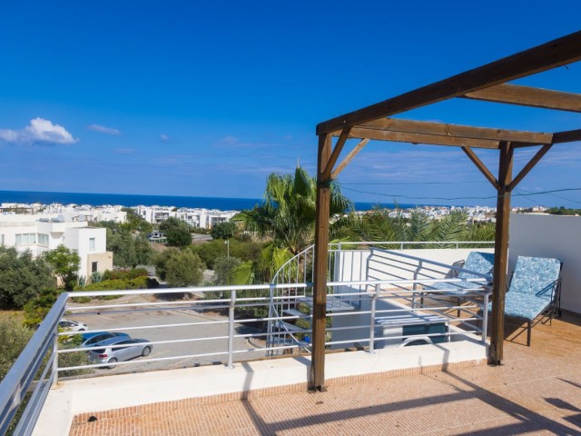 Eleganz am Meer: Penthouse mit 2 Schlafzimmern und Panoramablick auf die Berge und das Meer im Turtle Bay Village, Zypern“