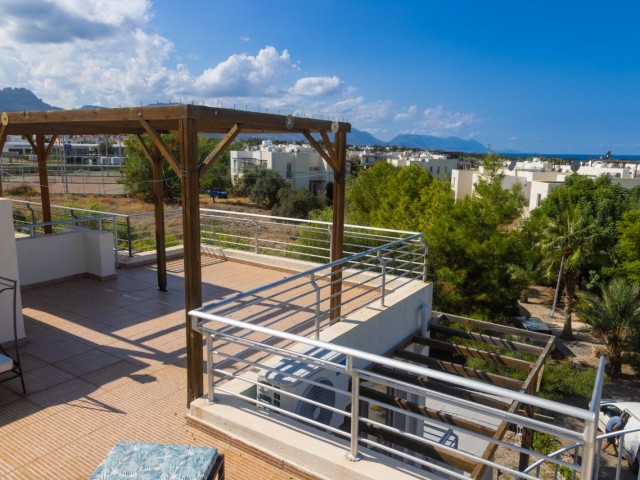 Eleganz am Meer: Penthouse mit 2 Schlafzimmern und Panoramablick auf die Berge und das Meer im Turtle Bay Village, Zypern“