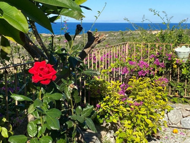 MÖBLIERTE GARTENWOHNUNG MIT 2 SCHLAFZIMMERN UND WUNDERSCHÖNEM MEER- UND BERGBLICK – VÖLLIG INDIVIDUELLE URKUNDE IM NAMEN DER EIGENTÜMER