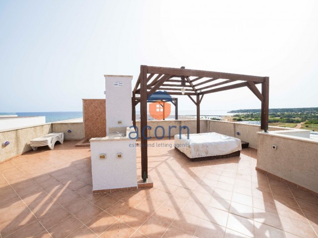 Atemberaubendes Penthouse mit 2 Schlafzimmern, Whirlpool und Meerblick im Thalassa Beach Resort Da Turk Kocanli