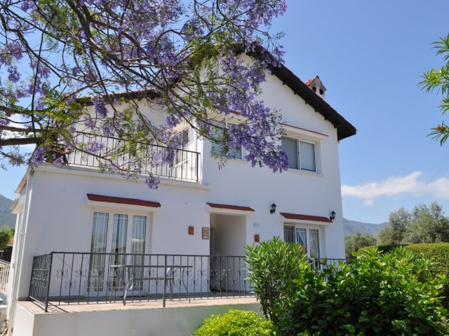 Geräumige und einladende 4-Schlafzimmer-Villa mit sicherem, umlaufendem Garten in einem beliebten Dorf inmitten der atemberaubenden Bergkulisse von Özanköy